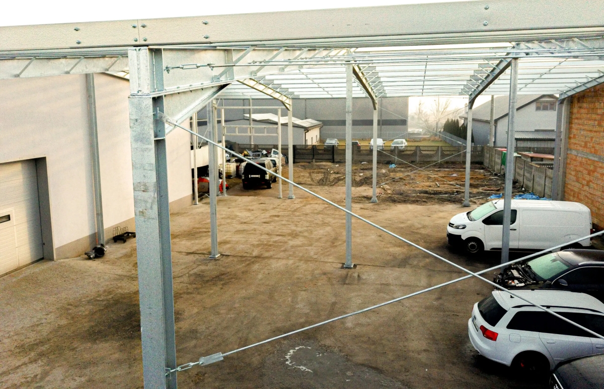 Ein Blick auf die Baustelle, auf der die Stahlhalle gebaut wird.