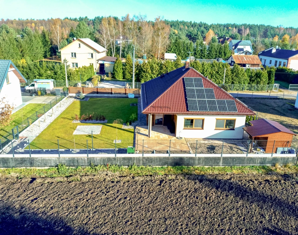 Ein Haus mit Sonnenkollektoren, das die moderne Technologie für energieeffiziente Häuser veranschaulicht.