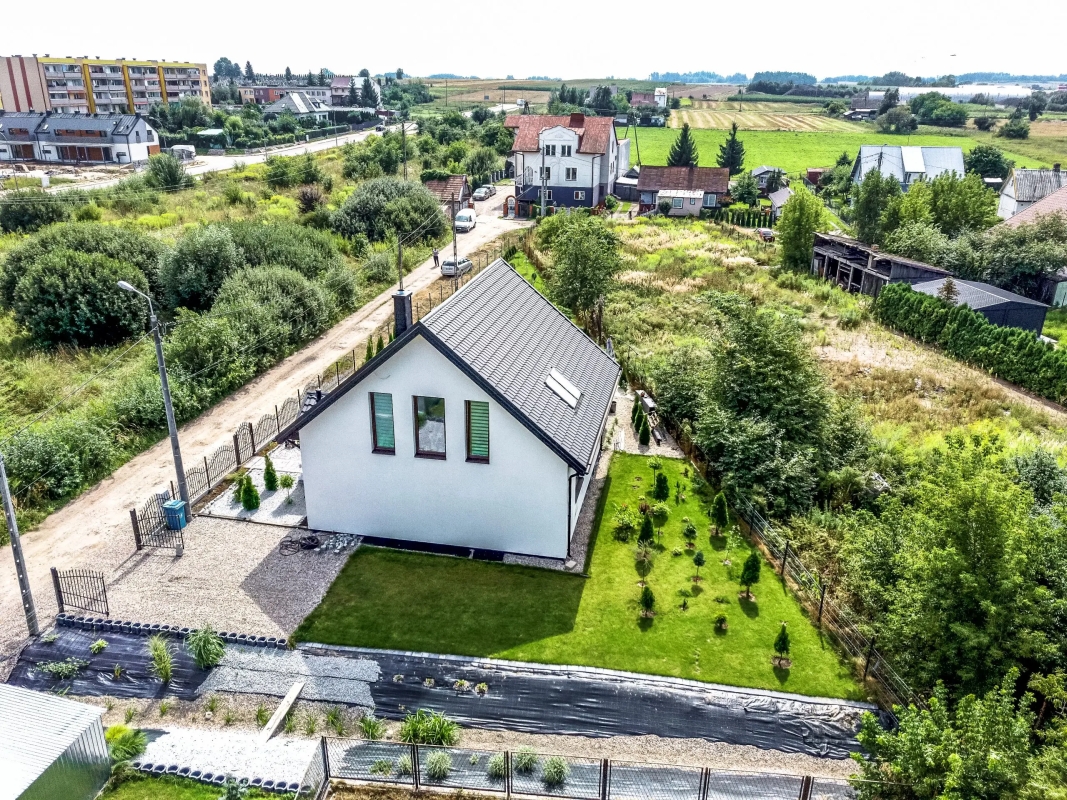 Ein Blick auf die traditionellen Stahlhäuser, umgeben von Grün und friedlicher Landschaft.