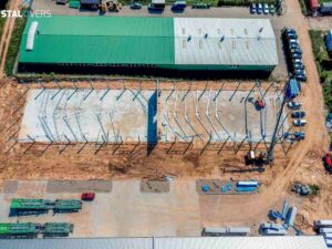 Widok z góry na plac budowy, gdzie trwa wybór firmy budowa domu stalowego.