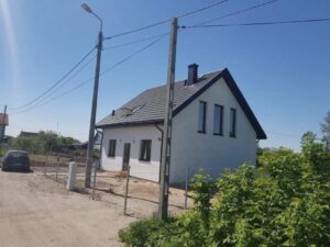 Nowoczesny dom zbudowany na obrzeżach miasta, w którym uniknięto błędów budowa domów stalowych.