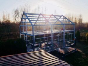 Konstrukcja budynku zbudowana z metalowych belek, ilustrująca koncepcję domy stalowe ekologia.