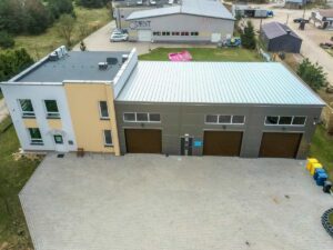 Budynki na zdjęciu to przykłady, jak energooszczędne domy ze stali mogą wyglądać w nowoczesnej architekturze.