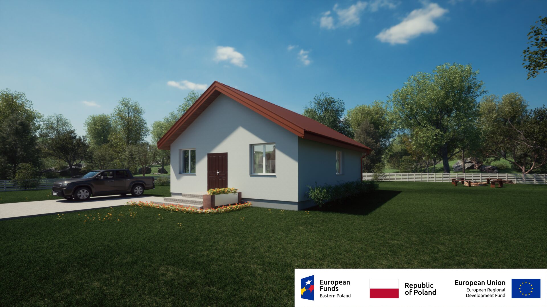 Jednorodzinny dom w otoczeniu zieleni, brązowy dach, samochód na podjeździe, logo funduszy europejskich u dołu.