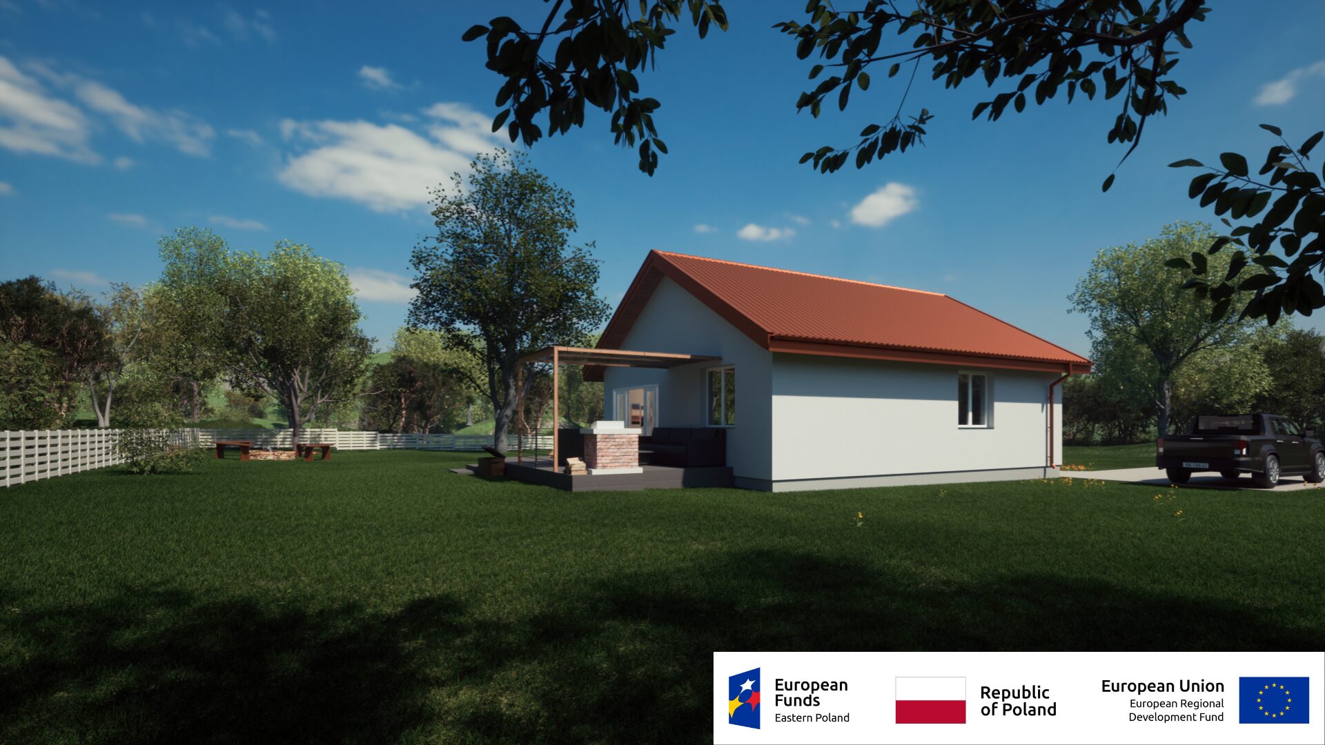 Mały dom z czerwonym dachem na zielonym podwórku, otoczony drzewami, wspierany przez fundusze UE i Polski.