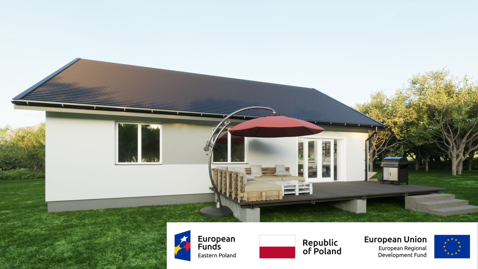 Nowoczesny dom parterowy z tarasem, zadaszony czerwoną parasolką, otoczony ogrodem. Loga funduszy europejskich na dole.
