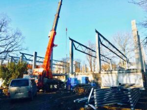 Na zdjęciu widać plac budowy, gdzie zauważono błędy budowa hal przemysłowych.