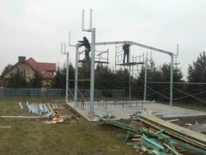 Budowa z wykorzystaniem nowoczesnych technologii w tradycyjnych domach stalowych w otoczeniu wiejskim.