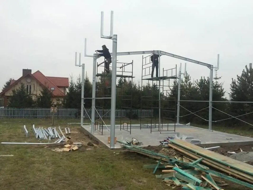 Bauen mit moderner Technik in traditionellen Stahlhäusern in ländlicher Umgebung.