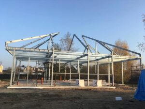 Konstrukcja ze stalowych belek ilustruje budowę parterowych domów stalowych.