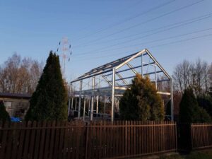 Szkielet domu z poddaszem w trakcie budowy pokazuje nowe technologie w domach z poddaszem.