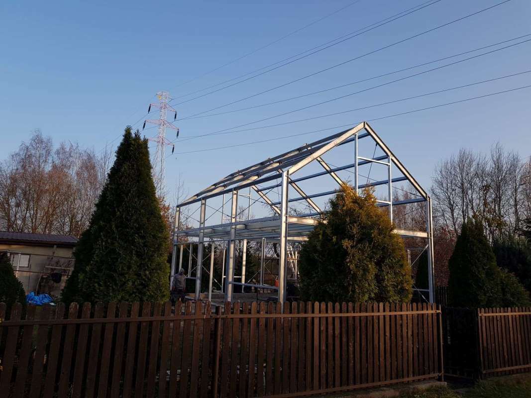 Hausrahmen mit Dachboden im Bau zeigt neue Technologie in Häusern mit Dachböden.