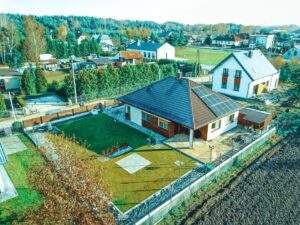 Koszty projektów domów stalowych mogą być niższe niż tradycyjnych budynków, jak widać na tym zdjęciu osiedla.