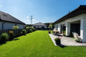 Nowoczesny ogród za domem w kontekście kosztów budowy parterowego domu stalowego.