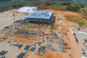 Budowa hali przemysłowej pokazanej na zdjęciu ilustruje, jak wysokie mogą być koszty budowy hali przemysłowej.