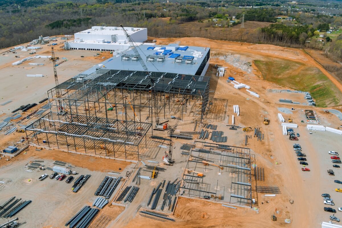 Budowa hali przemysłowej pokazanej na zdjęciu ilustruje, jak wysokie mogą być koszty budowy hali przemysłowej.