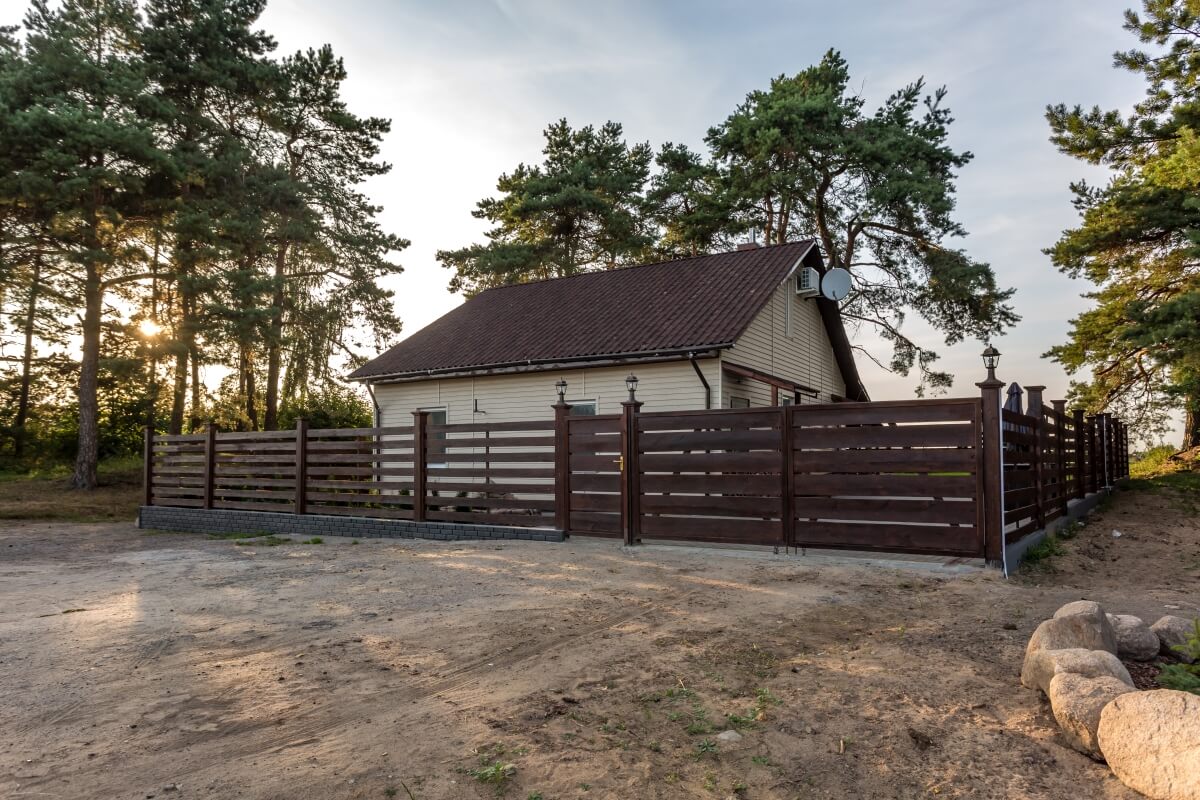 Domek pośród drzew spełniający wymagania prawne domy energooszczędne.