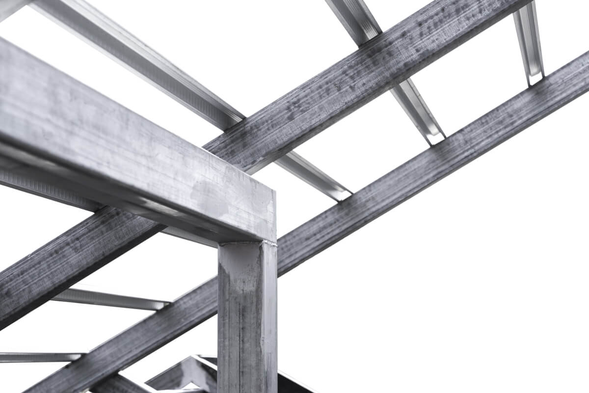 Die Vorteile von Fertighauskonstruktionen aus Stahl sind die schnelle Montage und die strukturelle Haltbarkeit.