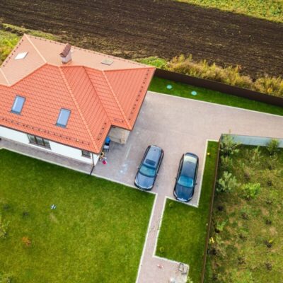 Widok z lotu ptaka na ukończony dom, ilustrujący etapy budowy tradycyjnego domu stalowego.