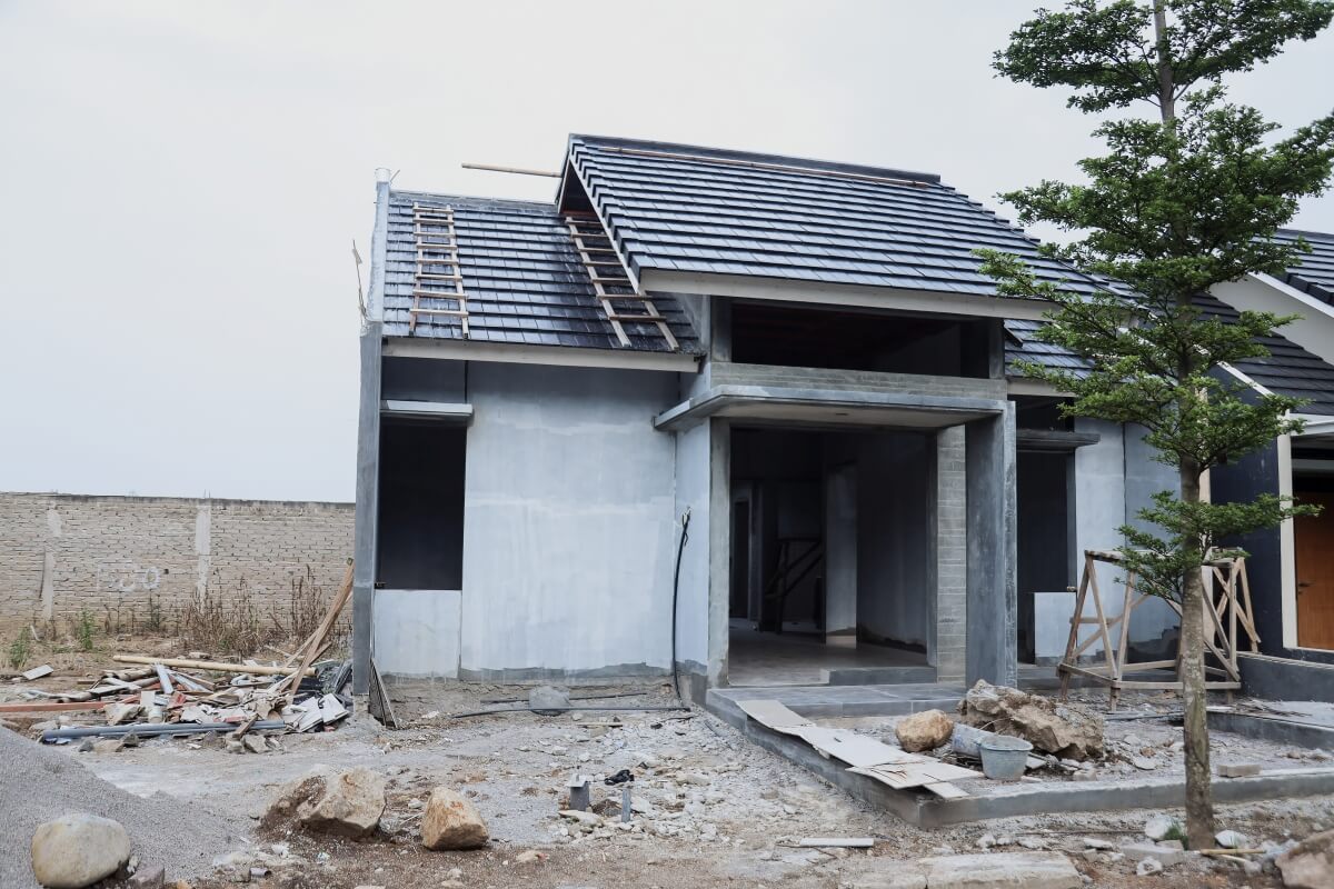 Bau eines Stahlhauses in der Phase der Fertigstellung von Fassade und Dach.