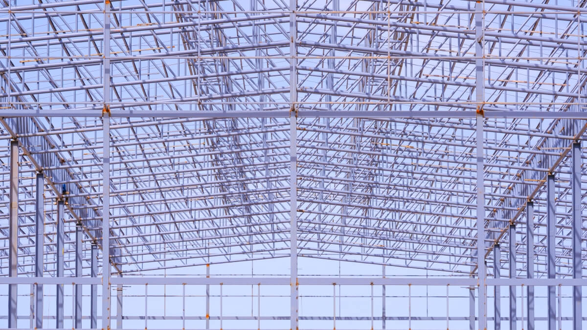Konstrukcja stalowa przedstawiająca technologie budowa hal stalowych.
