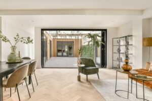 Das Innere des modernen Hauses mit Blick auf die Terrasse zeigt eine Adaption von Stahlhauskonstruktionen.