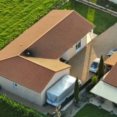Parterowe domy stalowe łączą ekologię z nowoczesnym designem w zielonym otoczeniu.