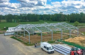 Bau einer im Bau befindlichen Industriehalle aus Stahl, unter Berücksichtigung der gesetzlichen Anforderungen an den Bau von Industriehallen.