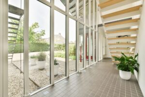 Das Innere zeigt energieeffiziente Stahlhäuser, die die ökologische Nachhaltigkeit fördern.