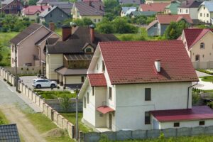 Moderne Häuser mit Lofts im Einklang mit der Idee der Ökologie in einem bewaldeten Gebiet.