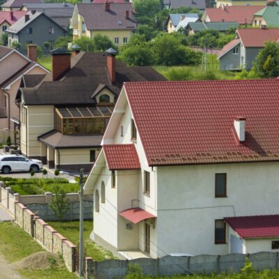 Nowoczesne domy z poddaszem wpisujące się w ideę ekologii w zalesionej okolicy.
